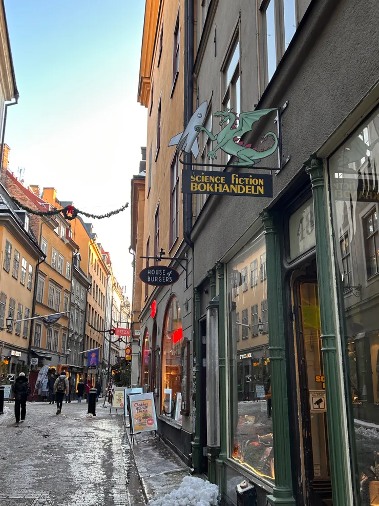 位在老城區內的 Science Fiction bookstore, 有趣的複合式書店！