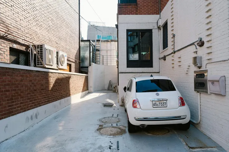 日本一戶建住宅常見的露天停車位，解析日本建築法規中關於容積率與車位屋頂的決策邏輯。