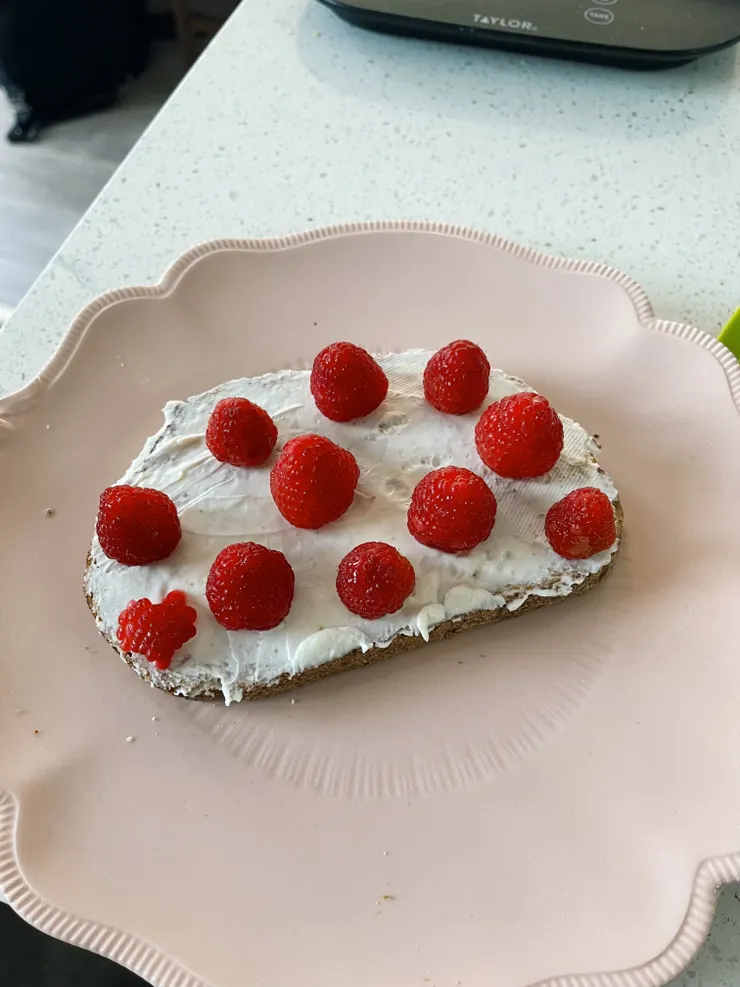 新鮮且酸的覆盆子吐司