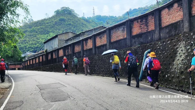 ▲谷哥台灣油礦陳列館停車場，停好車後步行至出磺坑城隍廟。（小玉攝)