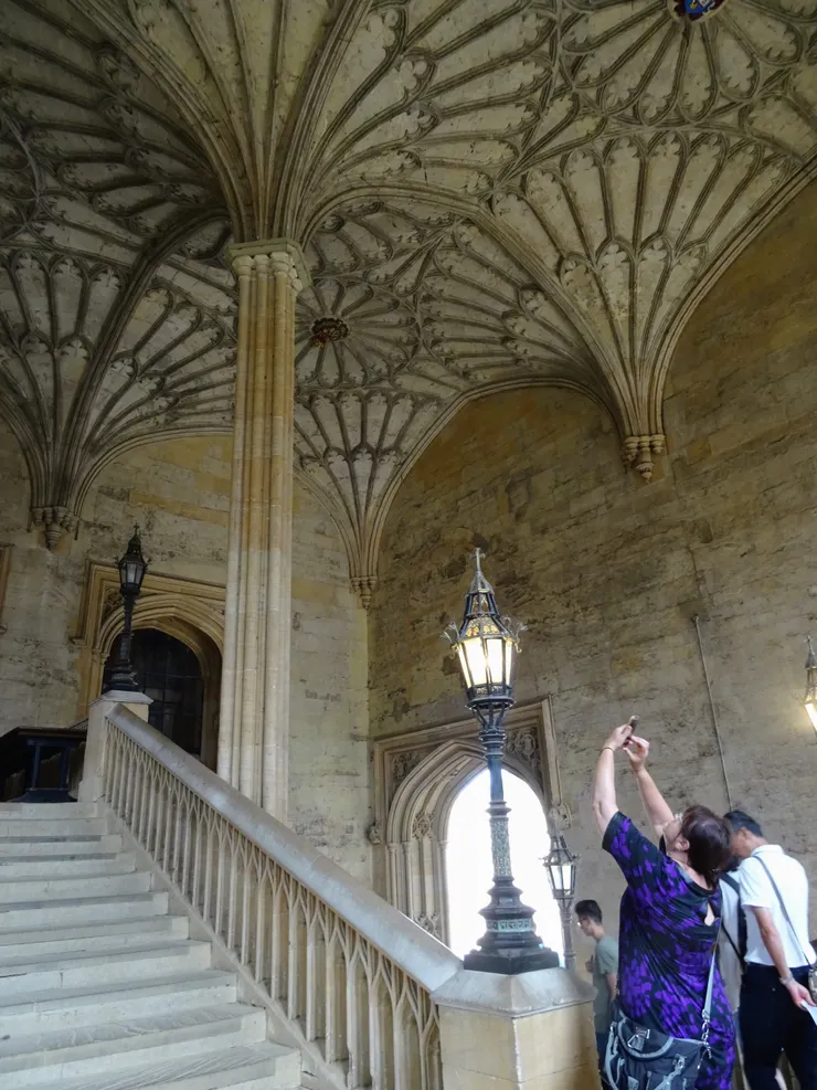 入口的屋頂吸引遊客拍照