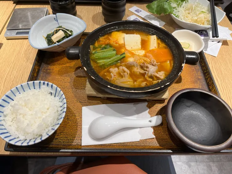 韓式泡菜豬定食。