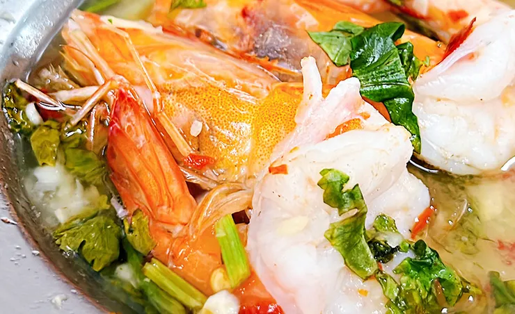 檸檬蝦微距圖，呈現Ｑ彈透亮的蝦肉紋理與香菜點綴，展現高品質食材。