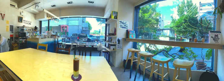 白天的店內全景