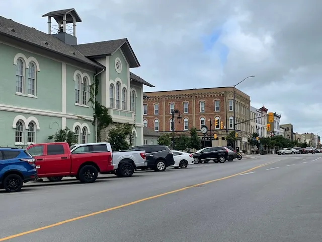 小鎭中心的行政大樓。（照片來源：作者）