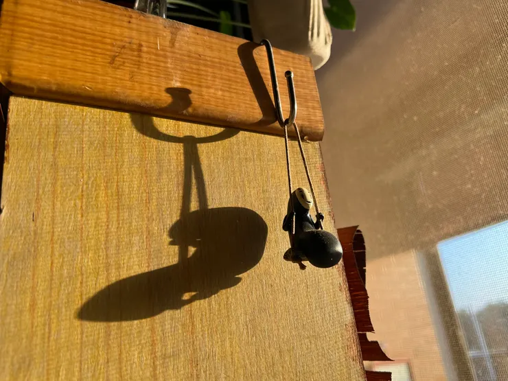 秋日早晨的無臉男像在黃昏裡盪鞦韆