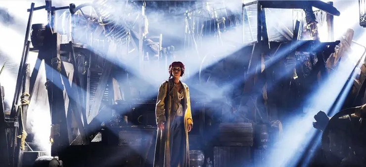 舞台燈光扮演重要角色