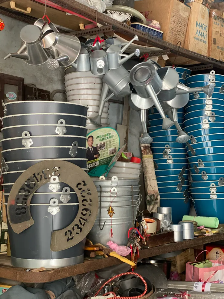 這家創立於民國五十年代的老字號， 仍以傳統手工方式製作各式鍍鋅鐵器：茶葉罐、水桶、澆花器。 