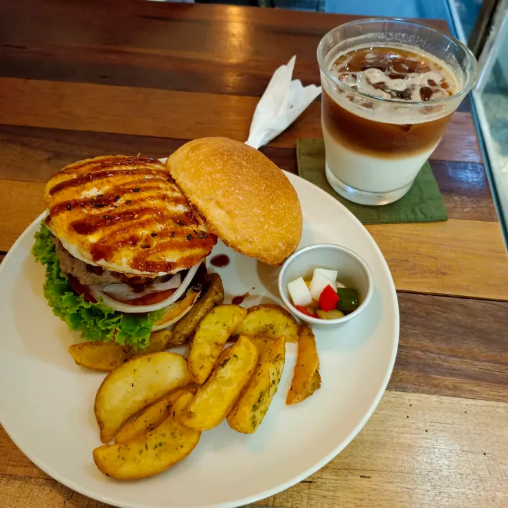 太陽照燒牛肉堡 w/ 帶皮薯條