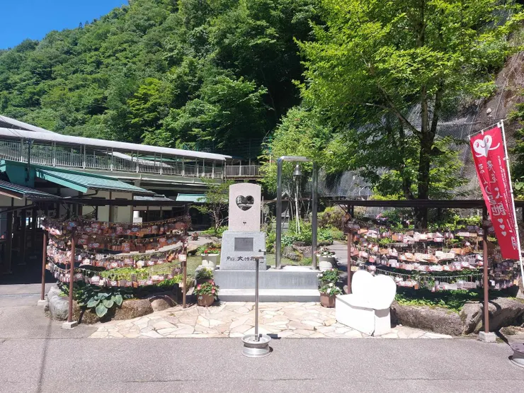 來到最剛開始的入口，賣飛驒牛肉串的地方就在圖中左手邊的小木屋處，但我沒有拍到店面，所以只能從這張圖片來說明大概位置