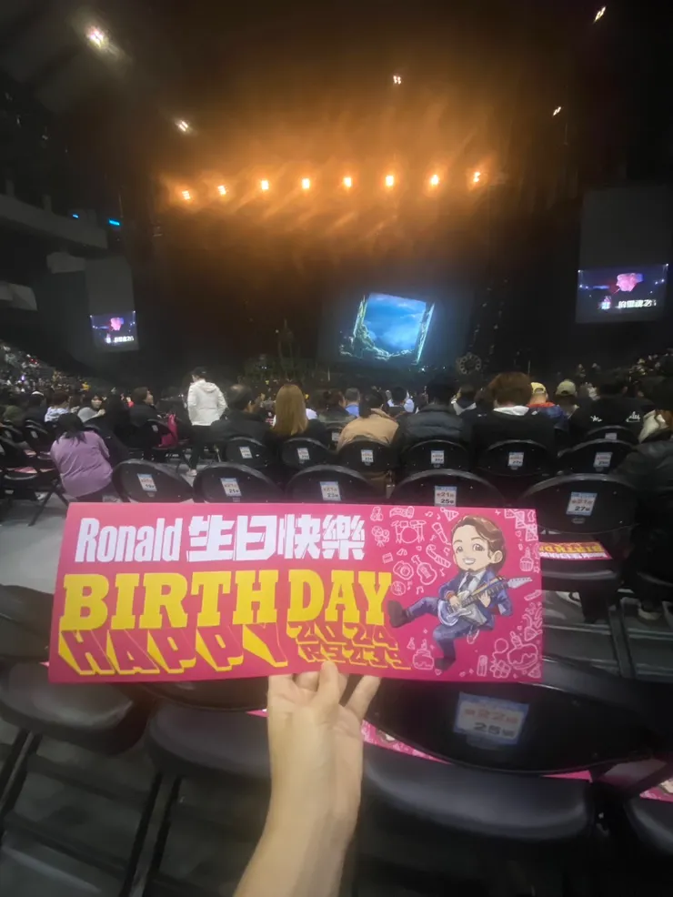 歌迷會準備的手卡，生日快樂!!!