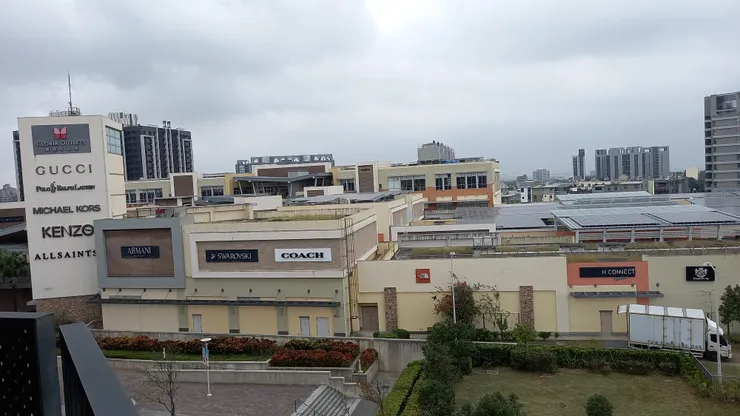 這是位在桃園高鐵站的華泰名品城!