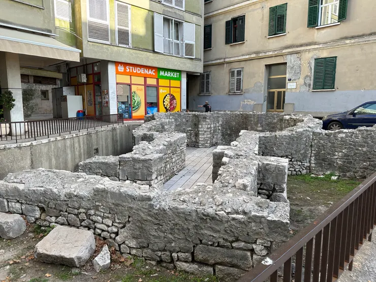 當地超市前的羅馬遺跡