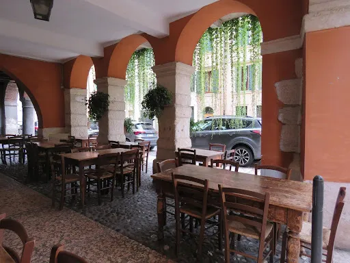 古街咖啡店樓上種垂吊植物,垂墜成為綠色瀑布