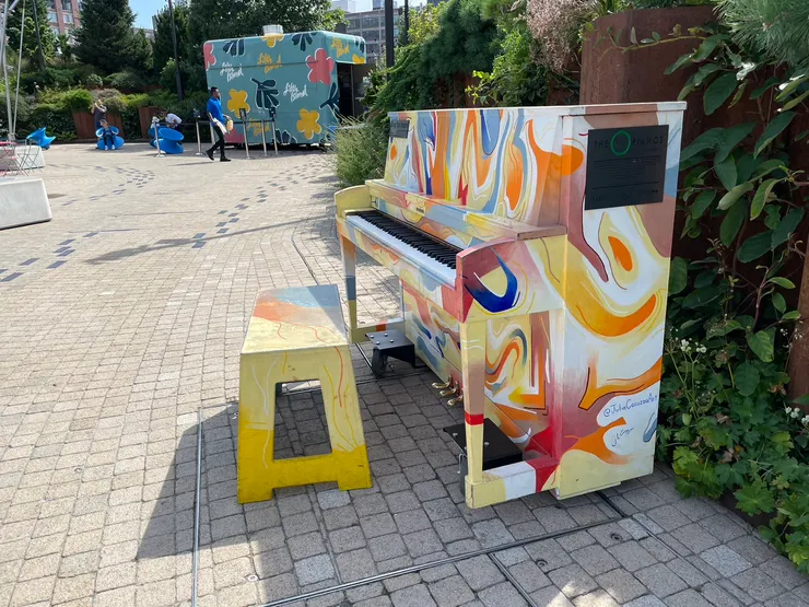 廣場上的彩繪鋼琴