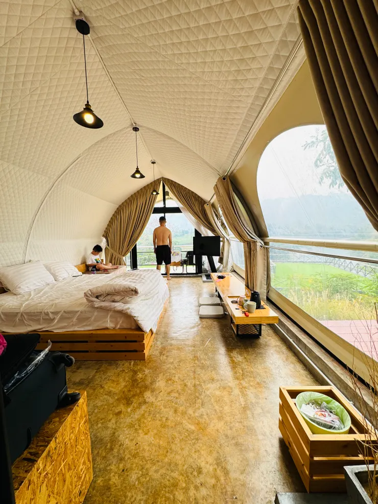 右邊的窗簾可拉開，光線更好