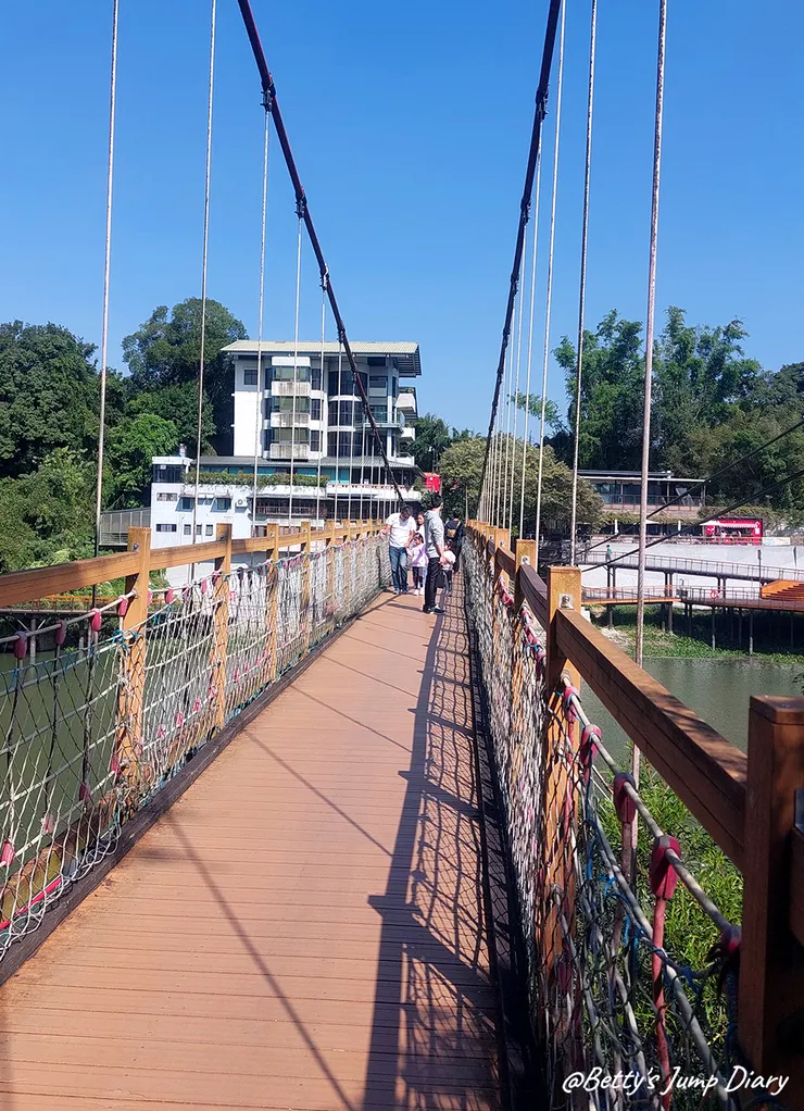 ▲峨眉湖吊橋風景區-細茅埔吊橋/圖片來源:Betty's Jump Diary