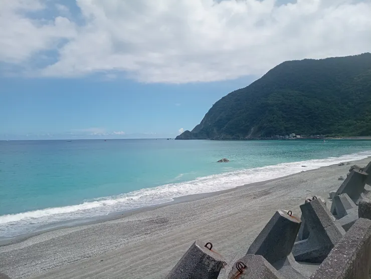 一路沿海岸線往粉鳥林海灘走，漸層海景色映入眼前