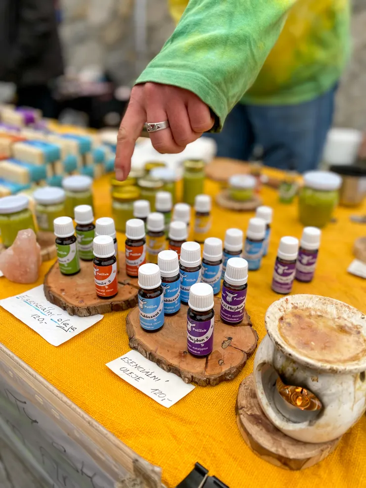 ▲希希很喜歡的攤子，賣些不同香氛精油。老闆一身打扮，很像是從森林裡走出來的嬉皮。希希和他聊了好一會兒～