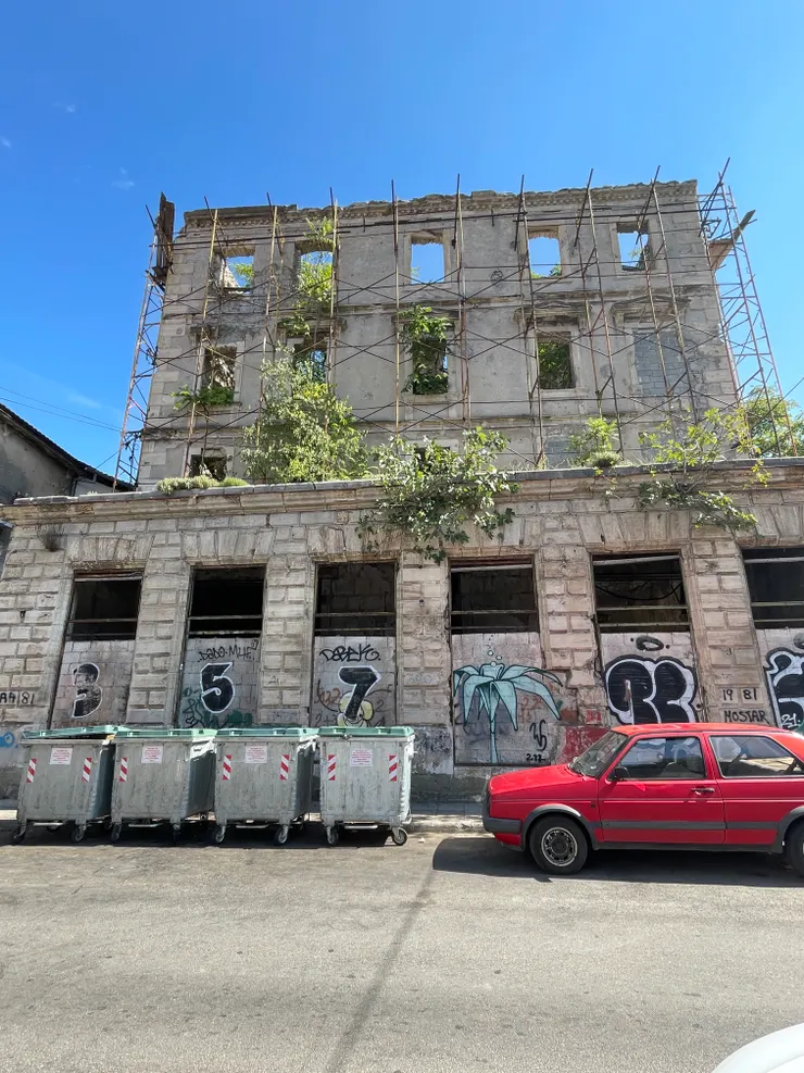 漫步城中，仍可見到許多戰火下待修復的建築