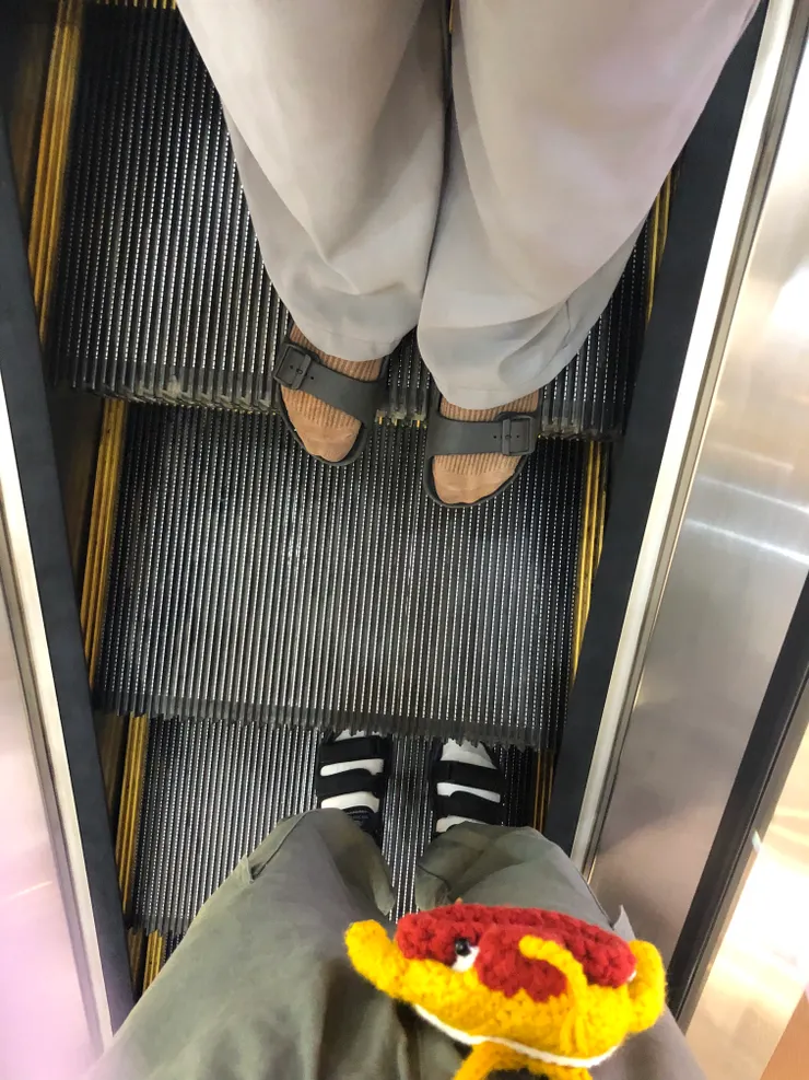 很酷的手扶梯!只能站一個人的寬度