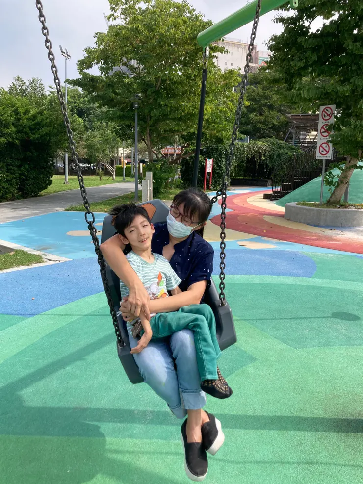 ♿️肢體不便身障童需要共融設施讓照顧者陪同一起玩。〔座椅式旋轉盪鞦韆〕