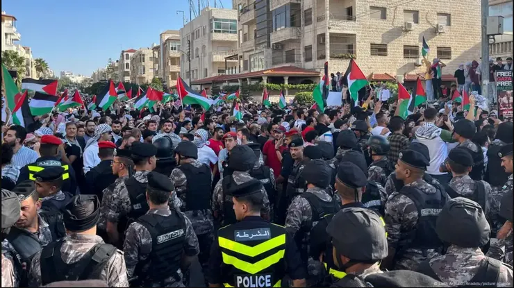 上街頭抗議政府「支持以色列」的約旦民眾