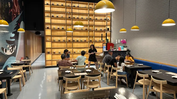 海洋風的壁畫、廚房用擺著中式香料罐的大木櫃擋住，整個店面看起來乾淨簡約 (圖/躲貓貓)