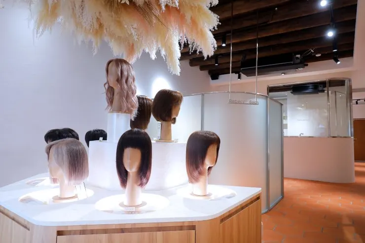 ▲門市規劃全台首創的「透明化洗護中心」以及VIP等級隱密試戴空間,全面升級服務體驗。