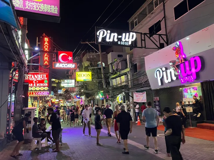 疫情前就開張的 Pin-up 這間店在疫情後拉高了小姐的薪水