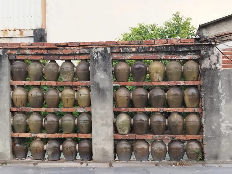 甕牆是有錢人的象徵 在和興青創基地上二樓階梯 才能拍到 河童拍攝/2023年