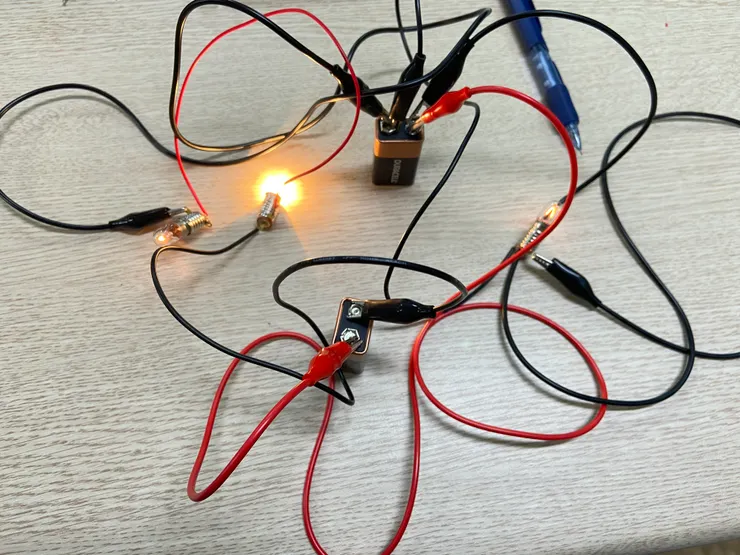 自己接的線路，目標讓燈泡亮