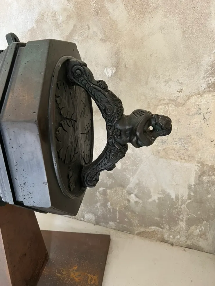 In the back is another kissing couple. 後面居然又在親吻！