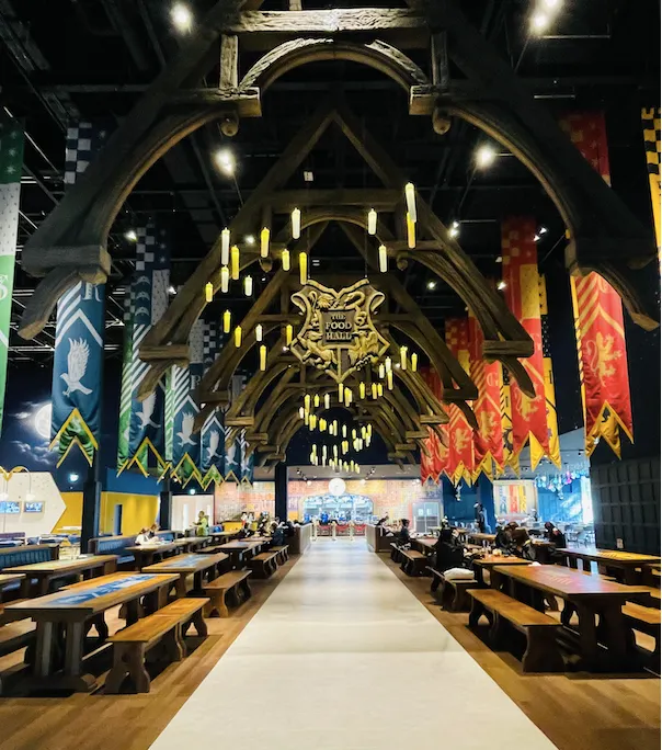 大廳右手邊的餐廳區。