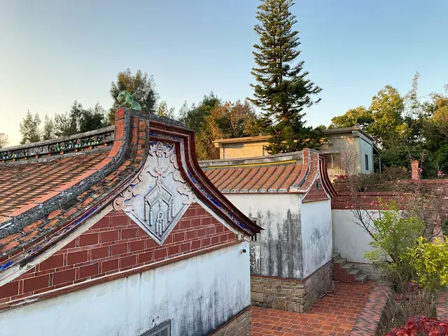 牧馬侯祠山牆上的祥雲、書卷(罄竹的形狀)、及垂鬚吊飾---攝於20240211 by Ching 慶