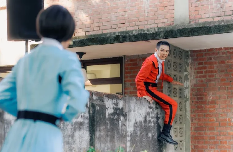 遊戲玩家翻牆闖關，與遊戲人物互動。