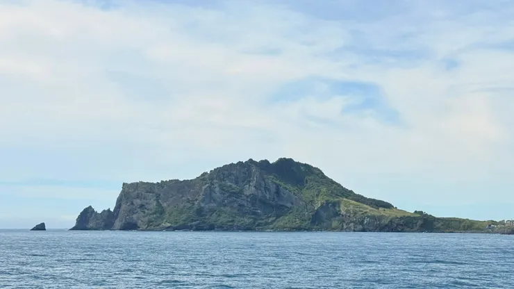 從海上看城山日出峰