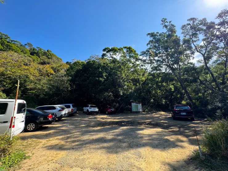 里龍山北登山口可停約6-7台車。鯉龍山人文紀念館也有大停車場。