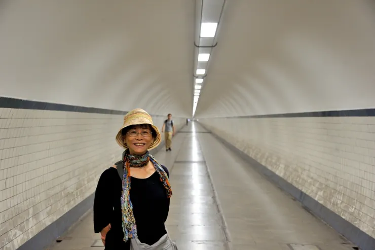 【聖安娜隧道長527M，位於斯海爾德河(Scheldt)下方約32M處，連接河兩岸的新、舊城區，當初也曾有在河上建橋的提案，但考慮那會影響該河繁忙的航運，終究選擇建隧道。二戰時隧道曾遭轟炸破壞，又加以修復。】