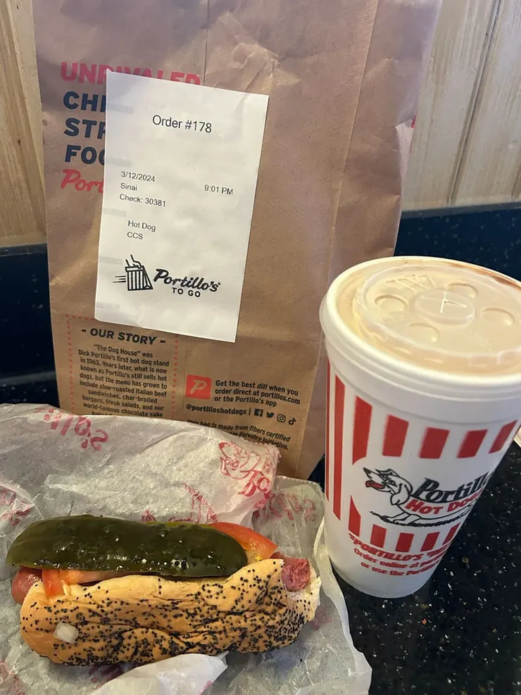 beef hot dog和chocolate cake shake，共$10.15