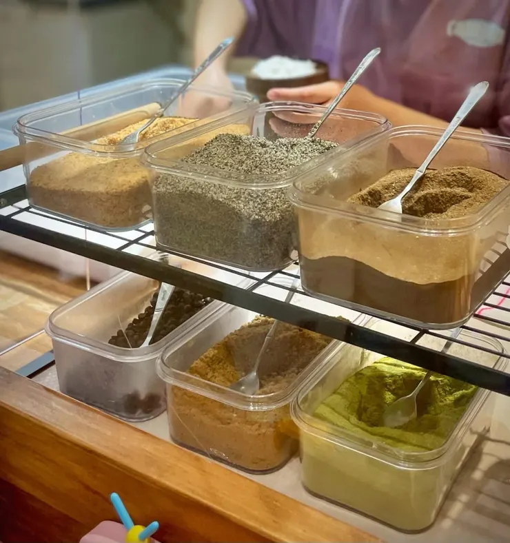 製餐區玻璃櫥櫃能看見所有原料和內餡，每種餡料有專屬湯匙，乾淨衛生