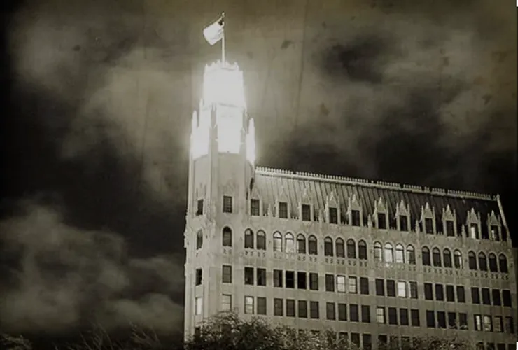 The Emily Morgan Hotel 到了晚上，充滿著陰森的氣息。