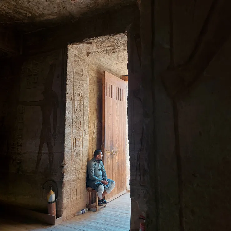 神廟看守員,插在門上的是會跟你收小費拿來拍照的「安卡」