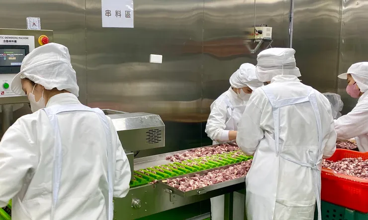 圖說:焦糖楓引進自動串料機,建立系統化流程,不僅提升效率同時也能確保食材的衛生。(資料來源:焦糖楓)