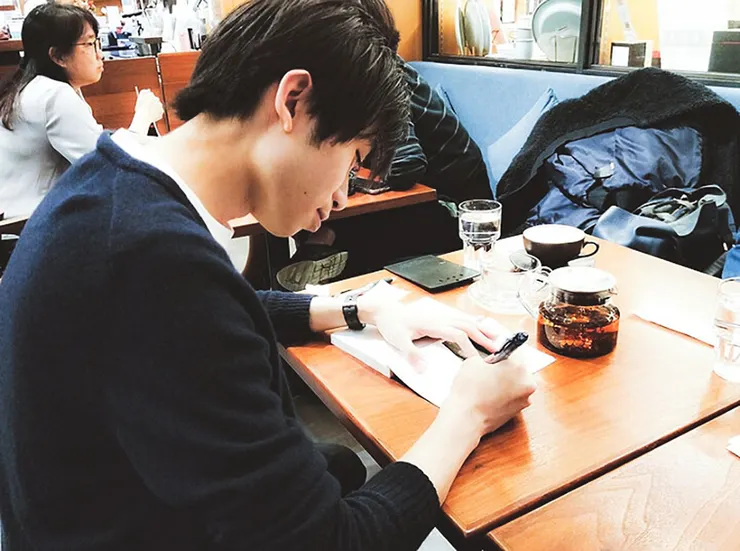 黃恭敏現正以文學新星的身分旅居英國。圖／曾韻攝