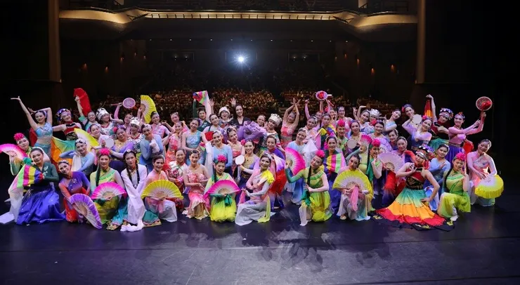 我在正中間那顆燈光旁 (用力揮手)