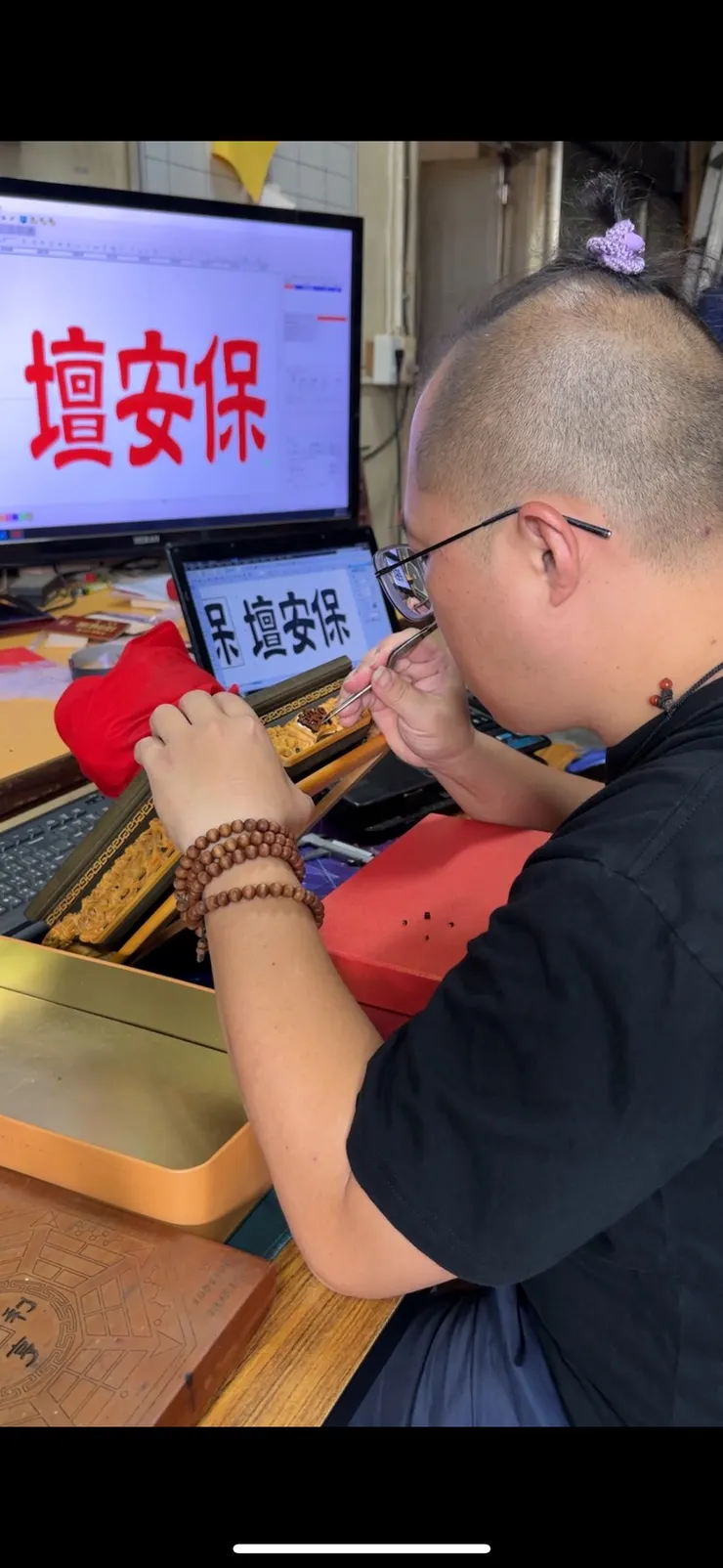 龍益行｜台南佛具店・金紙店・宗教百貨・神主牌雕刻・拜拜用品  專精 神主牌雕刻與祖先牌位製作，提供佛具、金紙、神桌、拜拜用品等完整祭祀用品。 服務包含：擇日安神位、安祖先、神桌安裝，並支援 外縣市宅配，讓您安心完成祭祀。  📞 電話：06-2569113 📱 LINE：led1984 📍 地址：台南市安南區北安路二段612號 👉 Google 地圖導航  🔗 延伸閱讀 ➜ 龍益行在方格子文章專區