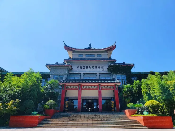 旅遊作家水靜葳從小跟隨父親以宜興紫砂壺泡茶品茗（俗稱泡老人茶），能夠親赴陶都宜興陶瓷博物館，邂逅蘇式生活，追尋中國紫砂的前世與今生，看遍古今名家大師的紫砂壺精品，眼界大開！

