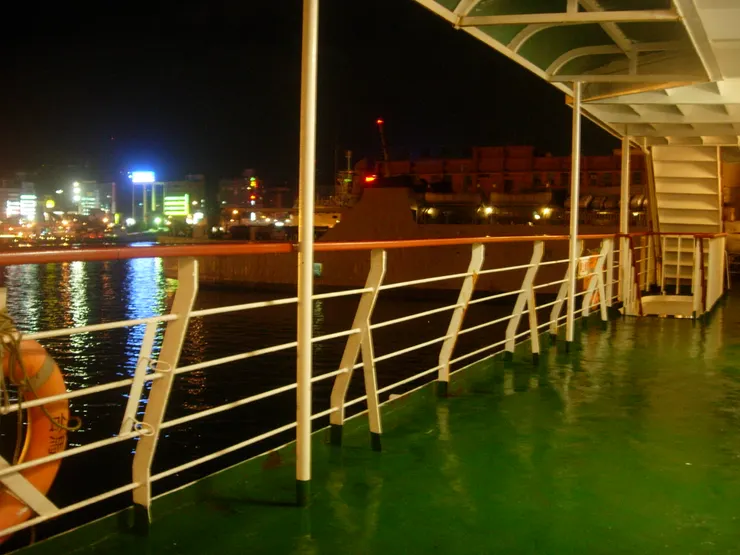 2009年的基隆港邊，巨獸般的渡輪正等待啟航。