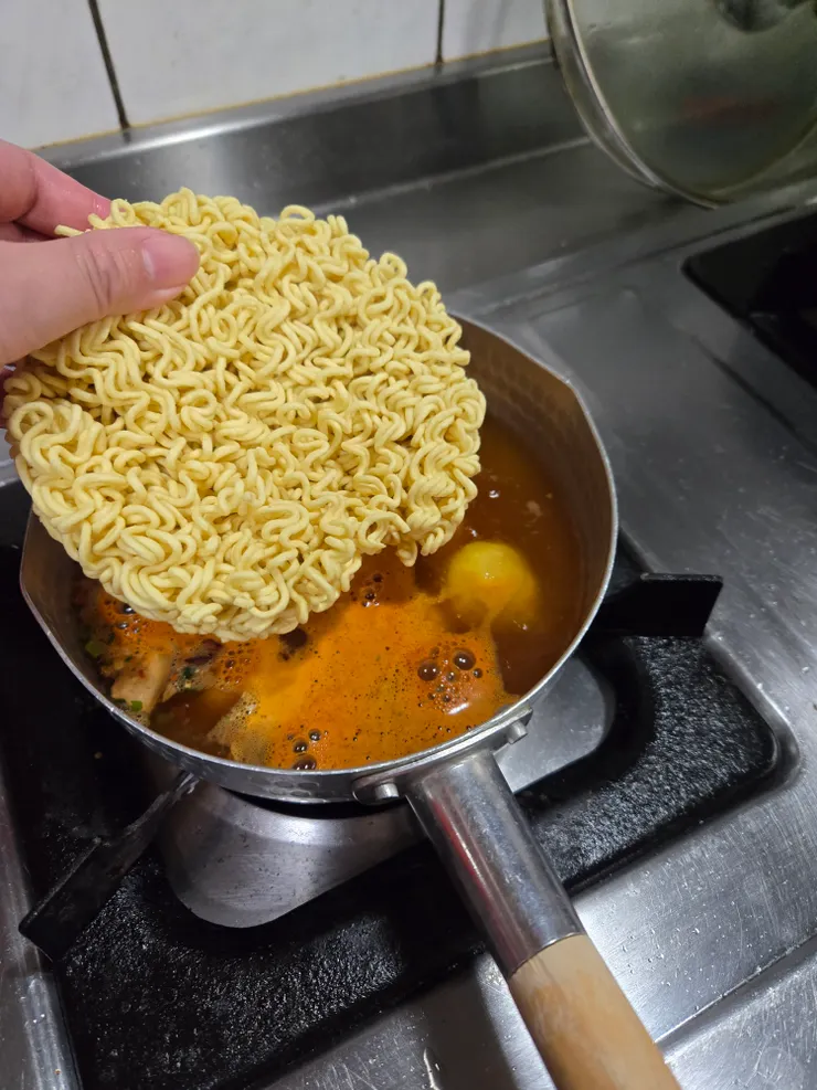 水煮滾放好料和粉包、乾蔬菜就能放麵囉!